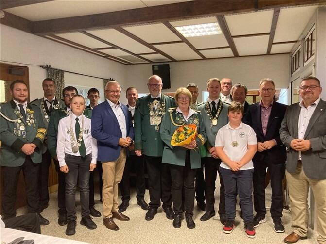 Landrat Achim Hallerbach gratulierte den Siegern des Kreiskönigs- und Kreispokalschießens mit dem neuen Kreiskönig Torsten Kerres herzlich zu ihren Erfolgen. Foto: Maria Ewens