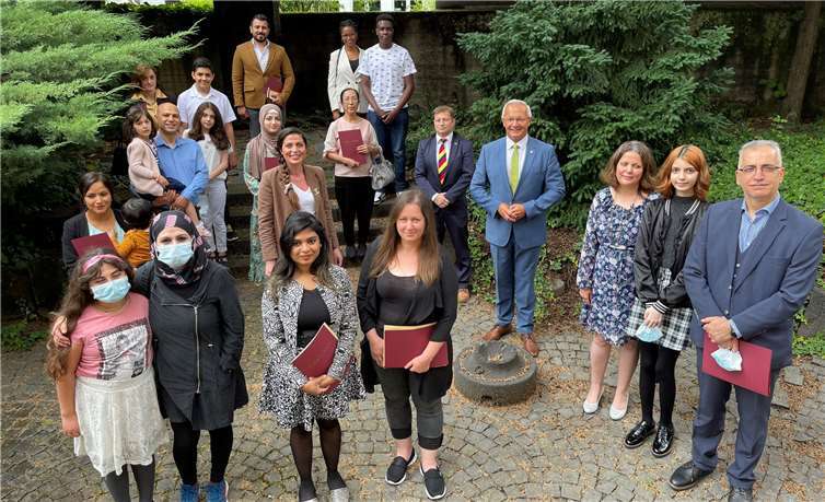 Landrat Achim Hallerbach hat 14 Frauen und 5 Männer aus 7 Nationen eingebürgert. Quellen: Kreisverwaltung Neuwied