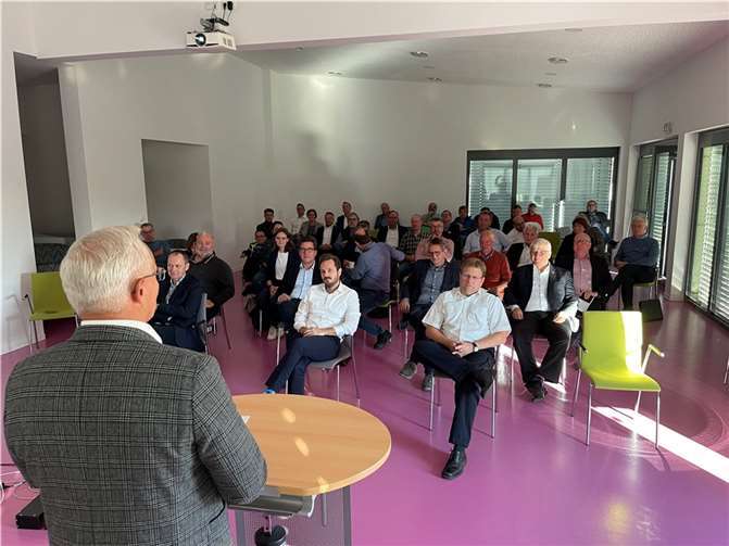 Landrat Achim Hallerbach hatte die 61 Ortsbürgermeister aus dem Kreis Neuwied wieder an zwei Terminen zu einem „Informations-Rundumschlag“ nach Linkenbach ein. Foto: Kreisverwaltung