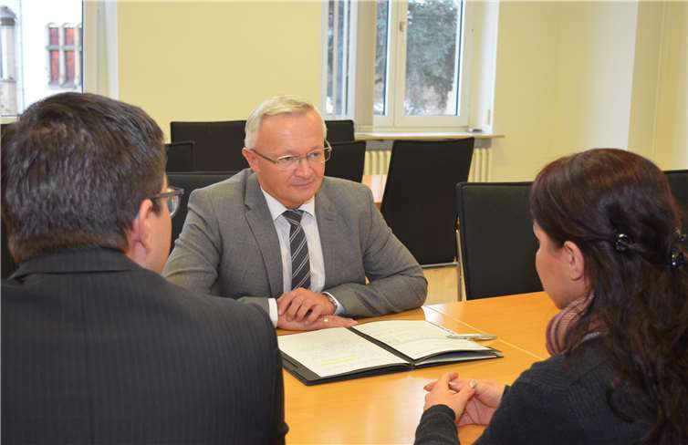 Landrat Achim Hallerbach im Gespräch mit ratsuchenden Bürgern. Foto: Kreisverwaltung Neuwied
