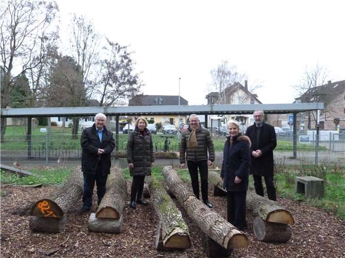 Landrat Achim Hallerbach informierte sich zusammen mit dem Stadtbürgermeister Gerhard Hausen und der Kreistagsabgeordneten Frau Dr. Born-Siebicke über die neuesten ökologischen Projekte an der Schule. Foto: privat