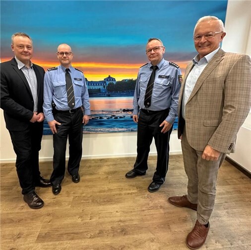 Landrat Achim Hallerbach konnte jetzt mit Frank Boden (2. von links) den neuen Leiter der Polizeiinspektion Straßenhaus und mit Thorsten Hähn (2. von rechts) den neuen Leiter der Polizeiinspektion Linz kennenlernen. Zum Premieren-Austausch wurde die beiden begleitet von Kriminaldirektor Thorsten Runkel (links).  Foto: Thomas Herschbach