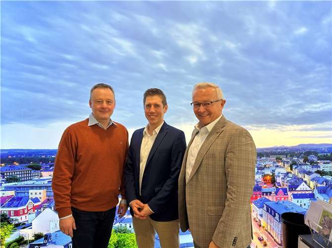 Landrat Achim Hallerbach konnte jetzt mit Markus Sander (Mitte) den neuen Leiter der Kriminalinspektion Neuwied kennenlernen. Zum Premieren-Austausch wurde er begleitet von Kriminaldirektor Thorsten Runkel.  Foto: Thomas Herschbach