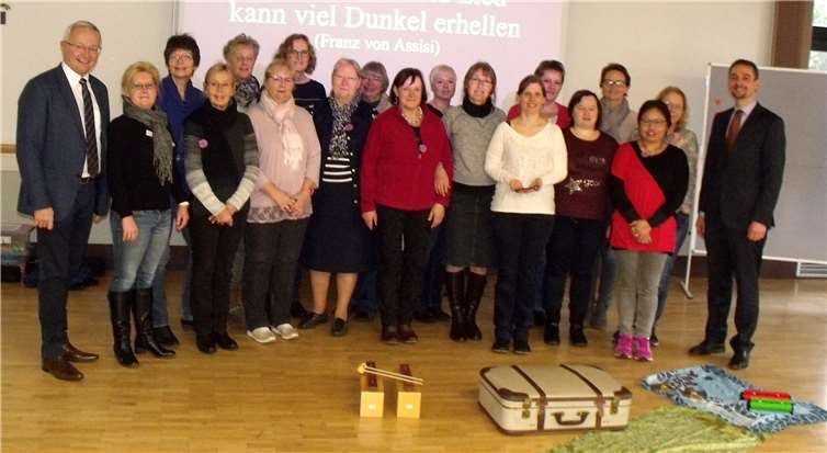 Landrat Achim Hallerbach (l.), Beatrix Röder-Simon (5. v.l.), Kerstin Kronenberger-Schäfer (7. v.r.), der Leiter der katholischen Familienbildungsstätte Nils Zimmermann (1. v.r.) erwarten mit Spannung, was sich in der Schatzkiste zum Thema verbirgt. privat