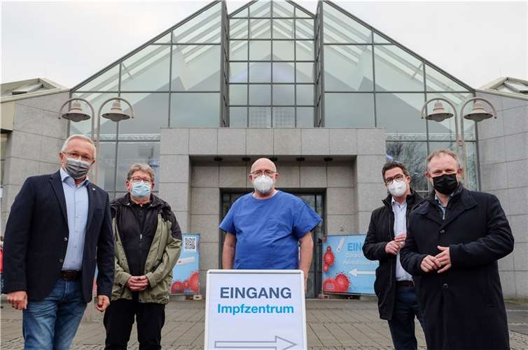 Landrat Achim Hallerbach (li.) begrüßt die neue Impfstelle in der Kreisstadt, ebenso Dr. Hans-Uwe Dockhorn (Mittte), OB Jan Einig (re.) und Bürgermeister Peter Jung (2.v.r.). Foto: Stadt Neuwied