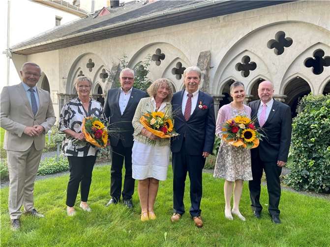 Landrat Achim Hallerbach (li.) ehrte Bruno Hoffmann aus Niederbreitbach (3.v.l),Diakon Stephan Schwarz aus Windhagen (re.) und Dietrich Rühle aus Altwied (3.v.r.).