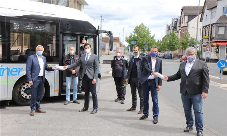 Landrat Achim Hallerbach (li.) übergibt an Kim Zickenheiner und 1. Kreisbeigeordneter Michael Mahlert (re.) an Axel Zickenheiner symbolisch Einmal-Schutzmasken.Foto: Kreisverwaltung