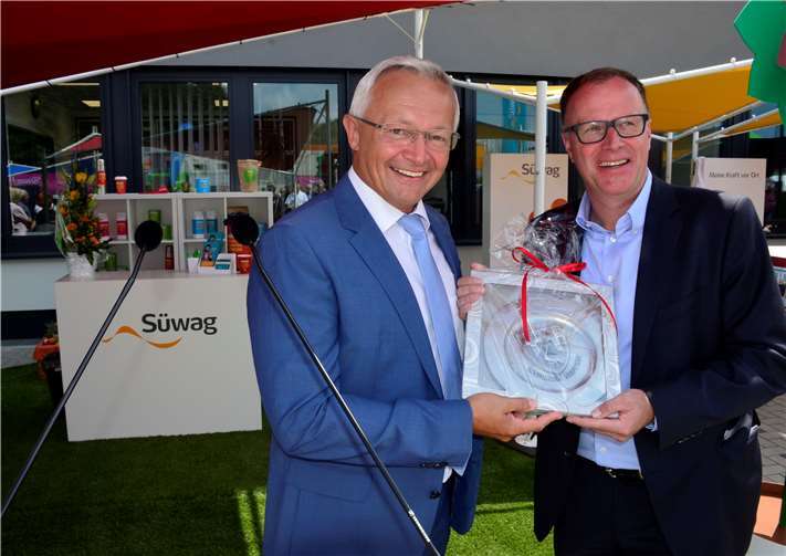 Hunderte Besucher bei der Süwag Landrat Achim Hallerbach (li.) überreichte dem Süwag Vorstand Dr. Markus Coenen den Wappenteller des Kreises.