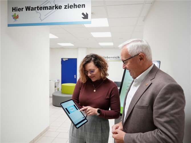 Landrat Achim Hallerbach ließ sich von der Digitalisierungs-Beauftragten des Landkreises, Patricia Jung, die neuen Online-Dienste erläutern.  Foto: Martin Boden / Kreisverwaltung Neuwied