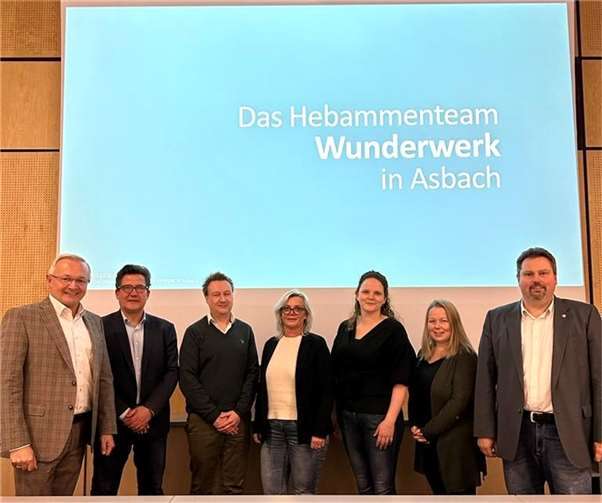 Landrat Achim Hallerbach (links) begrüßt die von Asbachs Bürgermeister Michael Christ (rechts) und seinem Team auf den Weg gebrachte Hebammenzentrale. Auch der neue Linzer Bürgermeister Frank Becker (2. von links) zeigte sich interessiert.  Foto: Martina Knopp/VG Asbach