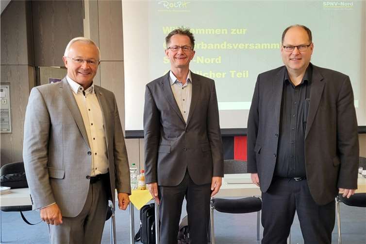 Landrat Achim Hallerbach (links), der Verbandsvorsteher SPNV-Nord, der erstmals für das Land an der Sitzung teilgenommene neue zuständige Abteilungsleiter Ingmar Streese aus dem MKUEM (mittig) und Thorsten Müller (rechts), Verbandsdirektor SPNV-Nord.  Foto: SPNV-Nord