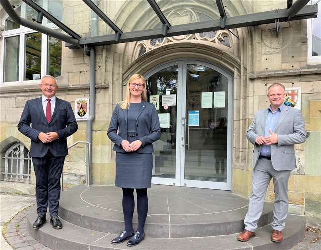 Landrat Achim Hallerbach (links) und Oberbürgermeister Jan Einig hießen Kristina Kuttingals neue IHK-Regionalgeschäftsführerin für die Kreise Neuwied und Altenkirchen herzlich willkommen. Foto: Kreisverwaltung