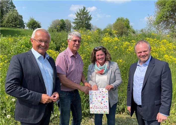 Landrat Achim Hallerbach (links) und Oberbürgermeister Jan Einig (rechts) zogen mit Gabi Schäfer und Armin Bärz die Gewinner der BienenBeetBoxen. Foto: Kreisverwaltung Neuwied
