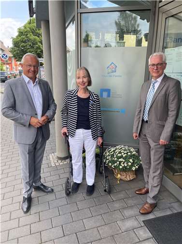 Landrat Achim Hallerbach (links) und Puderbachs Bürgermeister Volker Mendel gratulierten Diakonie-Pfarrerin Renate Schäning zum Einzug des „Hauses der Familie“ in die neuen Räumlichkeiten. Foto: Kreis Neuwied