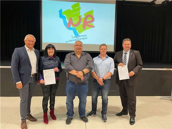 Landrat Achim Hallerbach (links) und die Fraktionsvorsitzenden Petra Jonas (SPD) und Michael Christ (CDU, rechts) sicherten dem Eitorfer ZF-Betriebsratsvorsitzenden Heiko Höfer (Mitte) und Betriebsratsmitglied René Höfer die Solidarität der Neuwieder Politik zu.