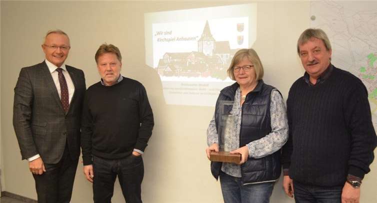 Landrat Achim Hallerbach machte sich vor Ort einen persönlichen Eindruck von dem Anhausener Modell. Im Fokus steht die Weiterentwicklung des Lebens im Kirchspiel mit differenzierten Handlungsperspektiven, wie z.B. „Alt werden zu Hause“ oder „Infrastruktur und Kommunikation“. Zudem sollen barrierefreie Wohnungen entstehen. (v.l.n.r.:) Landrat Achim Hallerbach, Projektleiter Peter Schwarz, Ortsbürgermeisterin Heidelore Momm und der 1. Ortsbeigeordnete Heinz-Otto Zantop. Foto: Kreisverwaltung Neuwied
