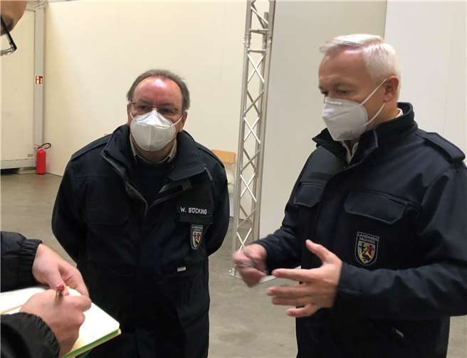 Landrat Achim Hallerbach machte sich zusammen mit Impfkoordinator Werner Böcking vor Ort ein Bild über die Situation.Fotos: Tim Wessel, KV Neuwied
