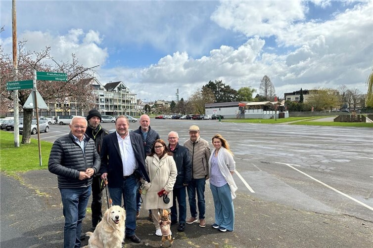 Landrat Achim Hallerbach mit Volker Risse und Team auf dem Rheinparkplatz