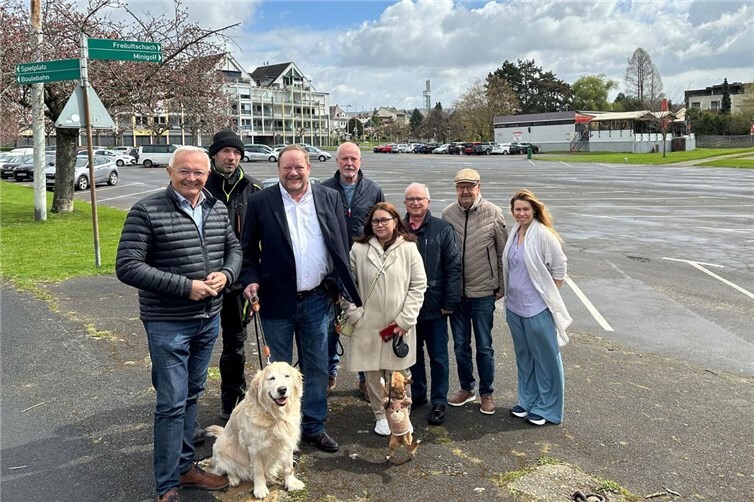 Landrat Achim Hallerbach mit Volker Risse und Team auf dem Rheinparkplatz