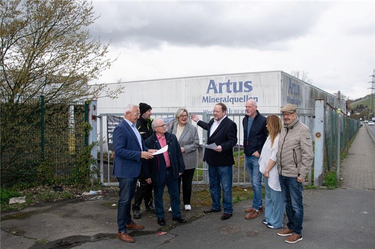 Landrat Achim Hallerbach mit Volker Risse und Team vor dem Artus-Areal