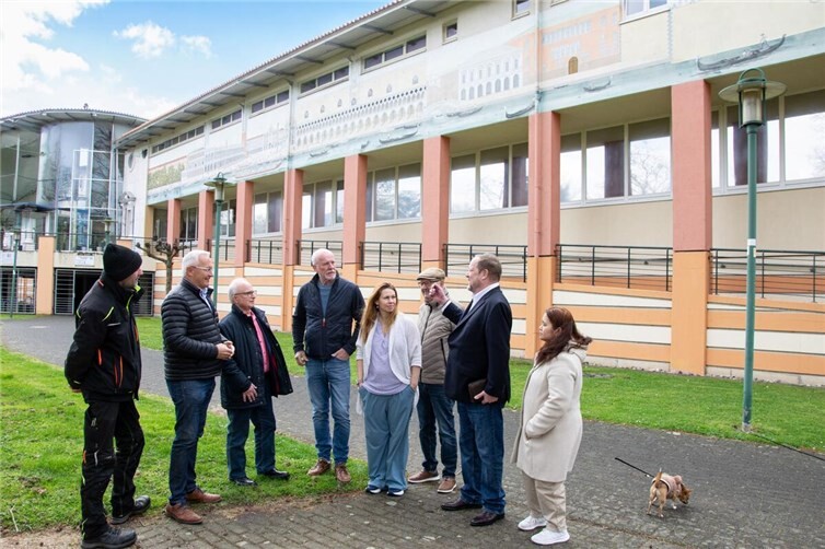 Landrat Achim Hallerbach mit Volker Risse und Team vor der Therme
