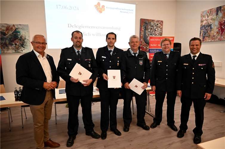 Landrat Achim Hallerbach mit dem ehemaligen Führungstrio (v.l.): Martin Heumann, Matthias Lemgen und Manfred Cochem, zusammen mit BKI Holger Kurz und Landesjugendfeuerwehrwart Dirk Ströder.