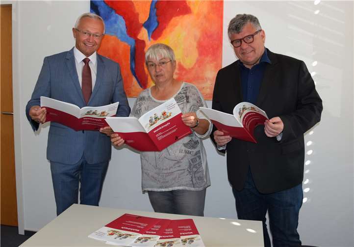 Landrat Achim Hallerbach mit der Gleichstellungsbeauftragten des Landkreises Doris Eyl-Müller und dem 1. Kreisbeigeordneten Michael Mahlert beim ersten Blick in die neue Broschüre.privat