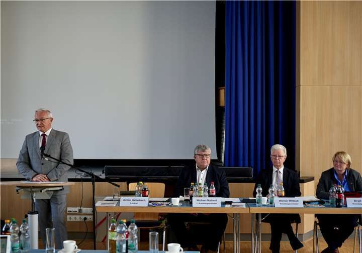 Landrat Achim Hallerbach oblag es, den Mitgliedern des Kreistages die drei Beschlüsse zu den Kindertagesstätten im Kreisgebiet vorzustellen; der Kreistag sprach sich nachfolgend jeweils einstimmig für die Maßnahmen aus.  Foto: Martin Boden/Kreisverwaltung Neuwied