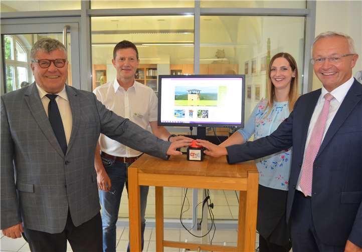 Landrat Achim Hallerbach (r.) gab gemeinsam mit dem zuständigen Dezernenten Michael Mahlert (l.), Lisa Schubert und Markus Fries von der Stabsstelle Digitalisierung durch Drücken des roten Knopfes den Startschuss für die beiden access points im Kreishaus.  Kreisverwaltung Neuwied