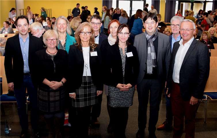 Landrat Achim Hallerbach (re.), Neuwieds Bürgermeister Michael Mang (3. von re.) sowie Wolfgang Hartmann, der Leiter des städtischen Amts für Jugend und Soziales, Organisatoren und Referenten freuten sich über eine Netzwerkkonferenz, die auf großes Interesse stieß. privat
