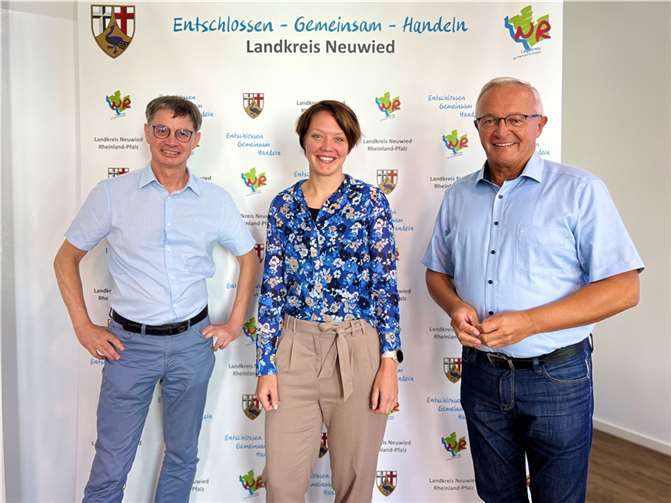Landrat Achim Hallerbach (re) und Kreisjugendamtsleiter Jürgen Ulrich (li) begrüßen Charlotte Dückers als neue Koordinatorin „Jugendberufsagentur Plus“. Foto: Martin Boden (Kreisverwaltung Neuwied)
