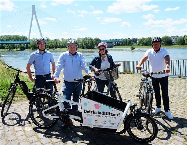 Landrat Achim Hallerbach (rechts), Neuwieds Oberbürgermeister Jan Einig (2. von links) und die beiden Orga-Teammitglieder Kay Bröhl (Stadtbauamt, links) und Gabi Schäfer (Stabsstelle Energie, Klima und Umwelt bei der Kreisverwaltung) hoffen auf viele Teilnehmer aus Stadt und Kreis bei der Aktion Stadtradeln. Foto: Kreisverwaltung Neuwied