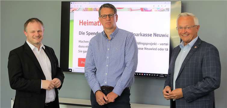 Landrat Achim Hallerbach (rechts) und Oberbürgermeister Jan Einig freuen sich über die Initiative von Robert Schlick (Mitte) und Klaus Berthold.Foto: Stadt Neuwied