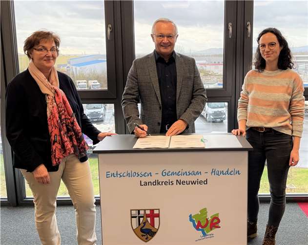 Landrat Achim Hallerbach setzt gemeinsam mit Umweltreferatsleiterin Ina Heidelbach (links) und der externen Klimaschutzmanagerin Tanja Reichling von der Transferstelle Bingen auf Verstärkung durch einen Klimawandelanpassungsmanager. Foto: Kreisverwaltung Neuwied