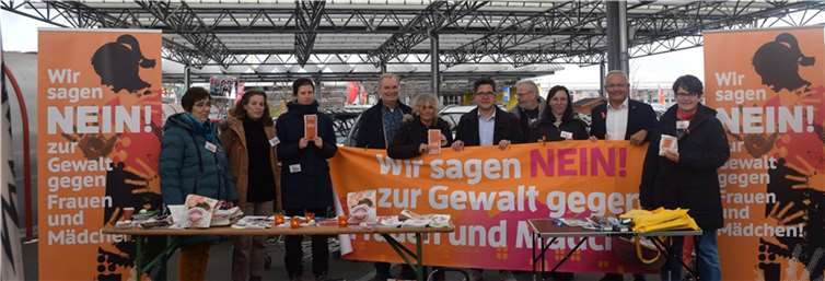 Landrat Achim Hallerbach sowie Bürgermeister Karsten Fehr (Unkel) und Beigeordneter Frank Becker (Linz) unterstützten die Mitglieder des Aktionsbündnisses mit ihrem Besuch am Aktionsstand in Unkel. Auch die Bürgermeister Peter Jung (Neuwied) und Hans-Werner Breithausen besuchten die Aktionsstände.  Foto: Kreisverwaltung Neuwied