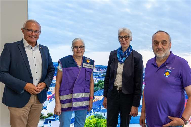 Landrat Achim Hallerbach traf sich jetzt zum fachlichen Austausch im Kreishaus mit (von rechts) dem Ehrenamtskoordinator der Notfallseelsorge im Landkreis Neuwied, Hermann-Josef Schneider und den Notfallseelsorgerinnen Christel Krupp und Monika Kukla.Foto: Julia Hinz / Kreisverwaltung Neuwied