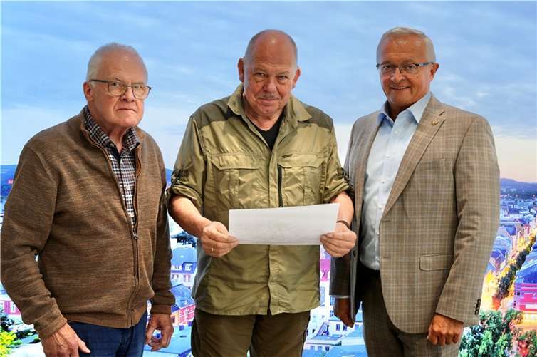 Landrat Achim Hallerbach traf sich mit Erich Schneider (Interessengemeinschaft gegen Bahnlärm Leutesdorf) und Rolf Papen von der Initiative WIR gegen Bahnlärm in der Verbandsgemeinde Weißenthurm (Mitte) zu einem Dringlichkeitsgespräch zum Thema Bahnlärm durch Güterzüge. Die klare Botschaft an den Bund: Die Alternativstrecke von Nordrhein-Westfalen in den Taunus muss kommen und bei der Entscheidung ist das gesamte Mittelrheintal als Einheit zu betrachten. Foto: Martin Boden