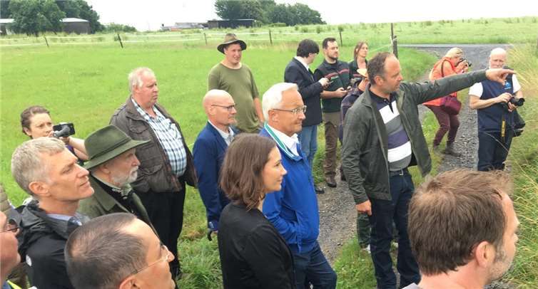 Landrat Achim Hallerbach übergab Ministerin Anne Spiegel beim gemeinsamen Besuch der Schäferei Dittscheid einen Forderungskatalog mit dem Ziel der besseren Unterstützung der Weidetierhalter.Foto: Kreisverwaltung