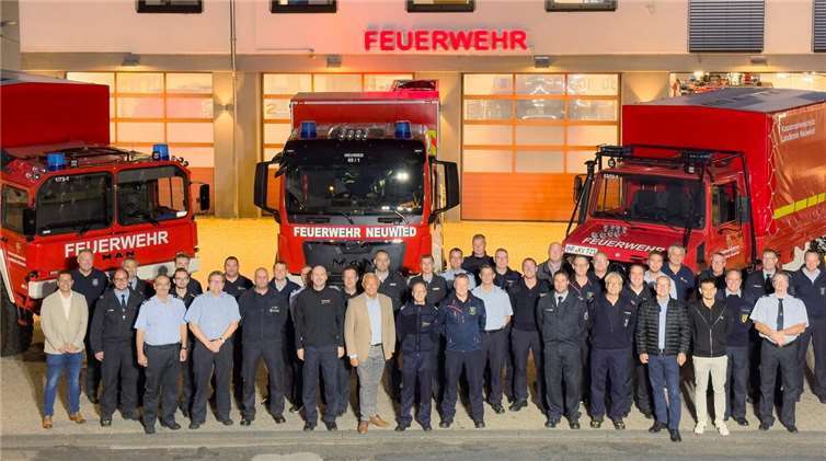 Landrat Achim Hallerbach übergab gemeinsam mit Brand- und Katastrophenschutzinspekteur Holger Kurz drei Fahrzeuge an die Feuerwehren Leutesdorf, Rengsdorf und Neuwied.Foto: Martin Boden / Kreisverwaltung Neuwied