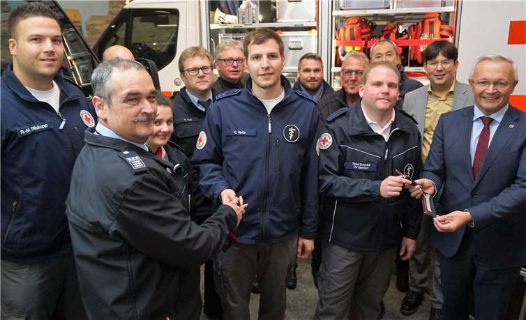 Landrat Achim Hallerbach übergibt den DRK Gruppenführern Timo Schmidt und Christian Schmitz die Schlüssel für die neuen Gerätewagen.