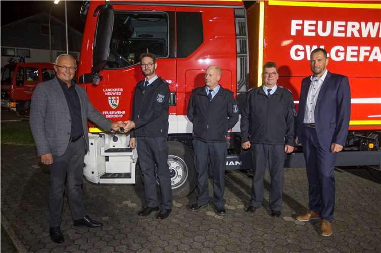 Landrat Achim Hallerbach übergibt die Fahrzeugschlüssel des neuen „Gerätewagen Gefahrgut“ an Wehrführer Holger Schneider im Beisein seinen Stellvertreters Eckard Gerhards, Wehrleiter Andreas Schmidt und Bürgermeister Manuel Seiler (v.li.).