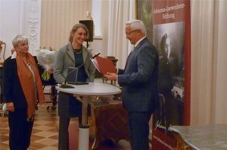 Landrat Achim Hallerbach überreichte den Preis an Katrin Pütz.