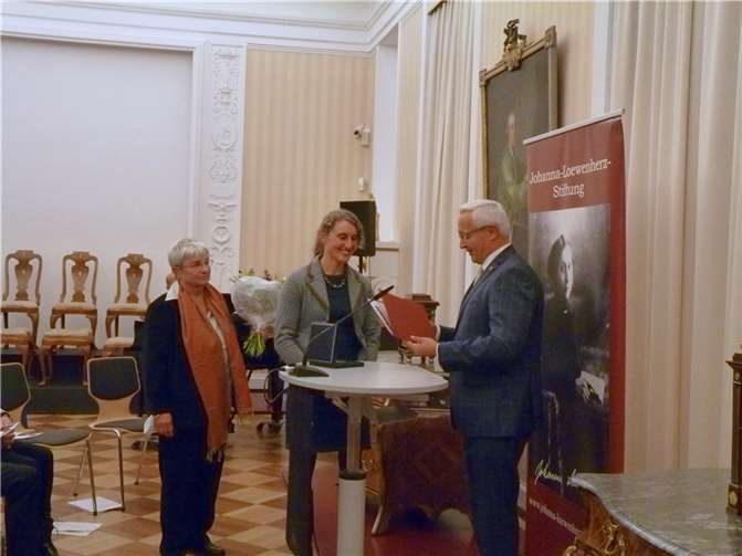 Landrat Achim Hallerbach überreichte den Preis an Katrin Pütz.