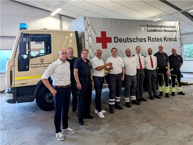 Landrat Achim Hallerbach überreichte den ehrenamtlichen Helfern des Deutschen Roten Kreuzes (DRK), Ortsverein Neuwied, in Person von Bereitschaftsleiter Jürgen Häring den Schlüssel für ihr Einsatzfahrzeug.  Foto: Jennifer Schmidt