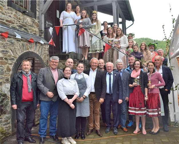 Landrat Achim Hallerbach und 1. Kreisbeigeordneter Michael Mahlert mit den Weinmajestäten, den Verantwortlichen des Vereins Inselhausvereins Hammerstein und Gästen beim Empfang.