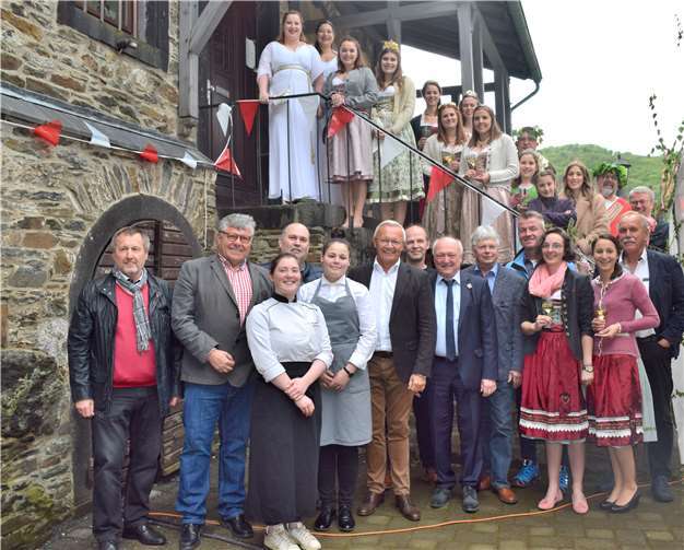 Landrat Achim Hallerbach und 1. Kreisbeigeordneter Michael Mahlert mit den Weinmajestäten,den Verantwortlichen des Vereins Inselhausvereins Hammerstein und Gästen beim Empfang.