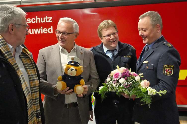 Landrat Achim Hallerbach und BKI Holger Kurz nehmen die Glückwünsche von Polizeipräsident Karlheinz Maron und Polizeivizepräsident Jürgen Süs entgegen.