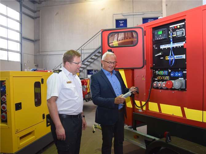 Landrat Achim Hallerbach und BKI Holger Kurz sind nicht nur mit dem mobilen Notstromaggregat zufrieden. Ergänzt um die drei stationären Einheiten sichern die insgesamt vier Notstromaggregate dem Landkreis ein Stück weit mehr Handlungsfreiheit.Foto: Silke Läufer-Hermann.