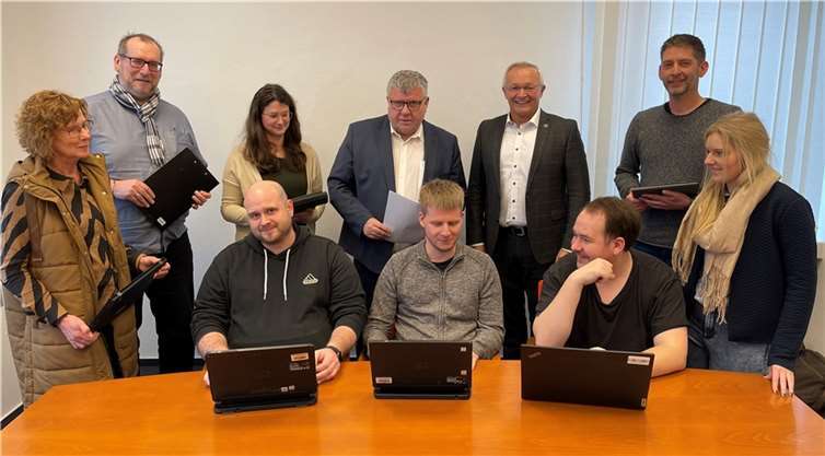 Landrat Achim Hallerbach und Beigeordneter Michael Mahlert sind sehr zufrieden, wie schnell ihre Projektgruppe in der Kreisverwaltung den Digitalpakt für die Kreis-Schulen umgesetzt hat.  Foto: Kreisverwaltung