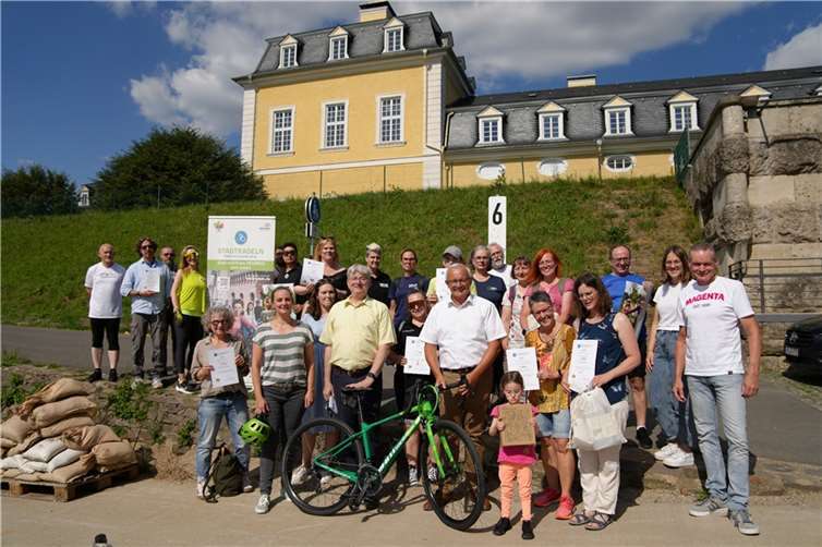 Landrat Achim Hallerbach und Beigeordneter der Stadt Neuwied Ralf Seemann zeichneten die Gewinner des diesjährigen Stadtradelns aus.  Foto: Felix Banaski